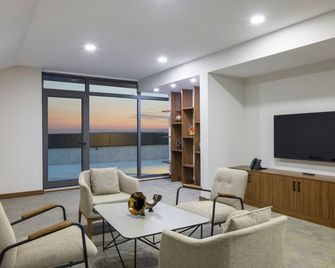 Hampton by Hilton Istanbul Arnavutkoy - Istanbul - Living room