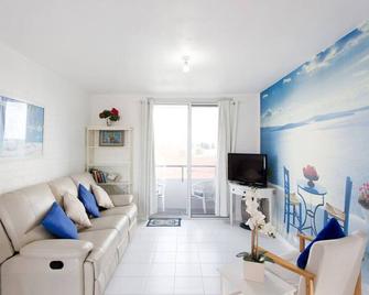 Ocean Harbour Views - Perth - Living room