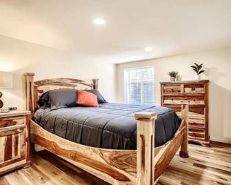 Sloans Lake Getaway - Basement Apartment Near Broncos and Downtown Denver - Lakewood - Habitación