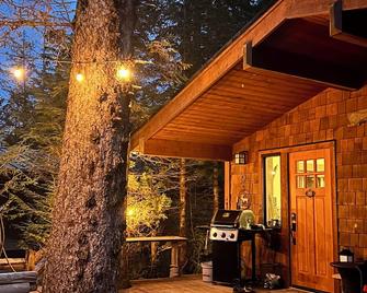 Twin Tree Cabin in Magical Port Renfrew - Port Renfrew - Binnenhof