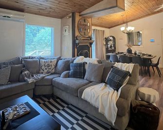 Private Cottage in Huntsville next to Deerhurst Resort - Huntsville - Living room