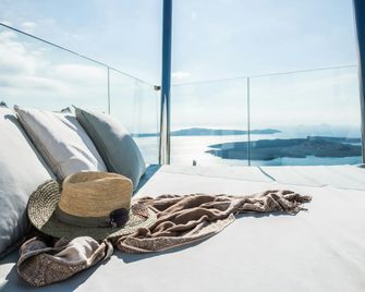 On The Rocks - Small Luxury Hotels of the World - Firá - Makuuhuone