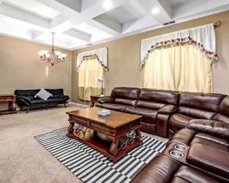 Spacious 4 BR home-Near UC Merced- quit neighborhd - Merced - Salon