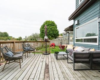 Scenic Waterfront Cottage Retreat - Firepit & Bbq - Hanover - Balcony