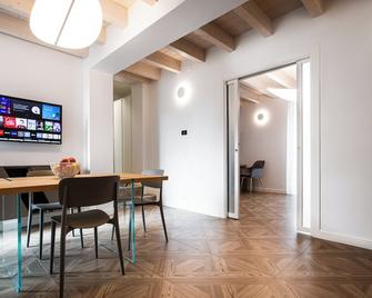 New Elegant Two-Room Apartment in the city center. - Brescia - Salle à manger