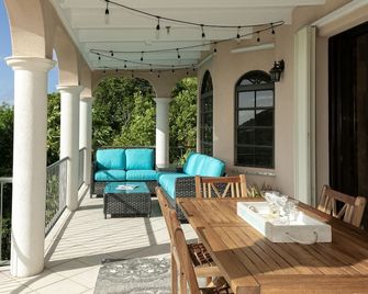 Best Views of Chocolate Hole - 5 mins from Cruz Bay - Solar with battery backup - Cruz Bay - Patio
