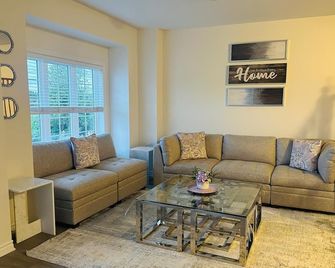 Luxury family friendly 3 bedroom home in Guelph - Guelph - Living room