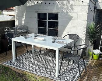 Gethin House3 2min To Bpw And Merthyr Tydfil.A Large 3 Bedroom House - Aberdare - Patio