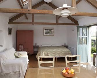 Charming old stables studio cottage - Clonakilty - Bedroom