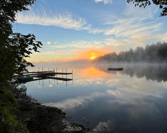 Renovated Lakeside Cottage#3, Hot Tub,fishing Pier,boats,snowmobile Off Property - Gwinn - Outdoors view