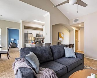 Landing | Beautiful 2bd, Gym - League City - Obývací pokoj