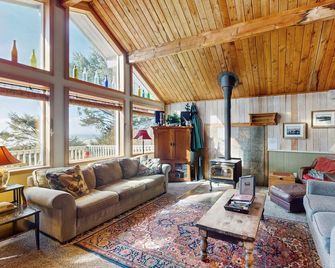Dog-friendly beachfront cabin with ocean views & private path to beach - Copalis Beach - Living room