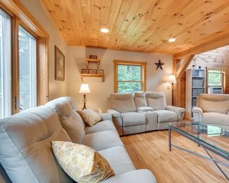 Meredith Home w/ Deck: 6 Mi to Lake Winnipesaukee! - Meredith - Вітальня