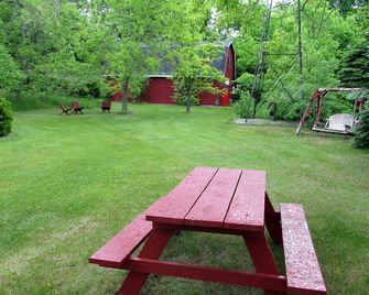 We offer 'country-quiet' a short walk from the village center and town dock. - Egg Harbor - Patio
