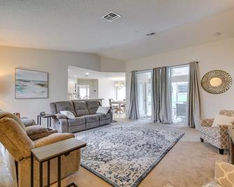 Family-Friendly Spring Hill Vacation Home with Lanai - Spring Hill - Sala de estar