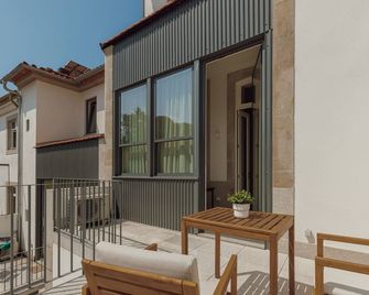 Home With a Pool by Vacationy - Porto - Balkon