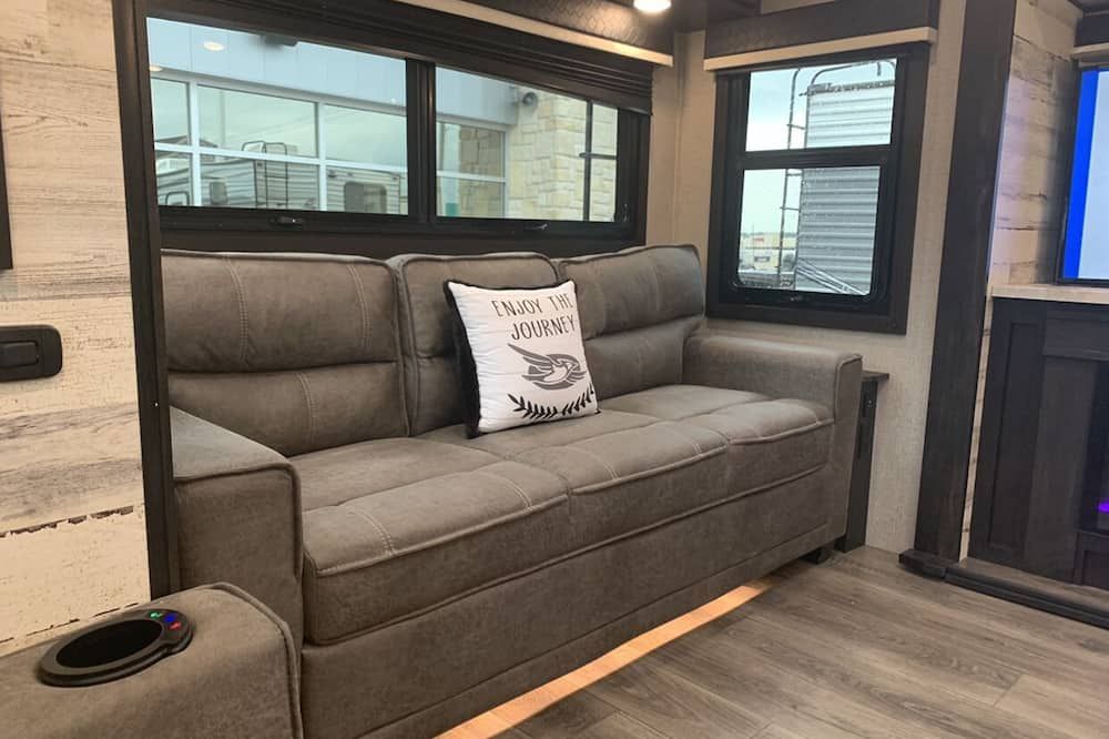 Farmhouse Camper For Rent - Hope - Huiskamer