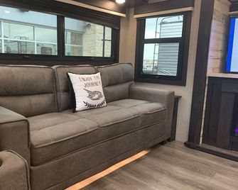 Farmhouse Camper For Rent - Hope - Huiskamer