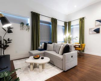 Dtwn I Near Yale I King Beds I Free Parking I Gym I Free Coffee I Pets Welcome! - New Haven - Living room