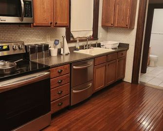 Welcoming 4-bedroom house with steam heat and gas fireplace in charming Danville - Danville - Cozinha