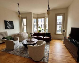 NEW Beautiful Downtown Historic 3 bedroom apartment on iconic Pearl Street - La Crosse - Living room