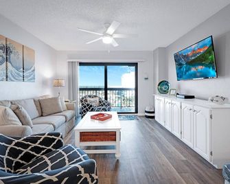 Oceanfront spectacular views with direct beach and pool access! - Ormond Beach - Sala de estar