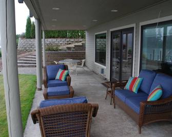Prime Lakefront Basement Studio on Lake Tapps with Mountain Views - Bonney Lake - Patio