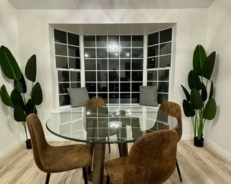 Valhalla House, Luxury Home, 1mi to Downtown, 4 BR, Game Room, Hot Tub, Backyard - Lake Isabella - Comedor