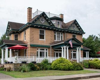 Elk River Hotel & Cafe - Sutton - Edificio