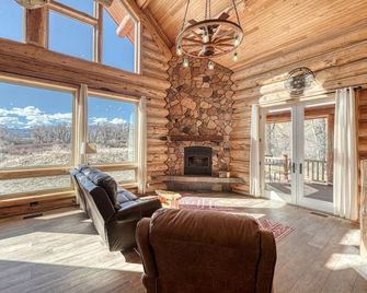 Kellerbeck Ranch- Private Mountain Biking/Hiking Trail! - Salida - Living room