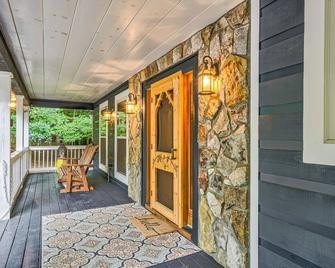 Coosawattee Cabin - pool, gym & tennis - fireplace, fire pit & central AC - Ellijay - Balcony