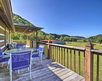 Rogersville Barn Apartment on 27 Acres with Pond! - Rogersville - Balcón