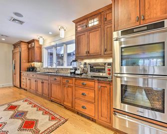 Keene Villa Near Skiing, Swimming and Hiking! - Keene - Kitchen