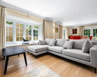 Ascot Haven 4br 2bath Free Spacious Private Parking - Ascot - Living room