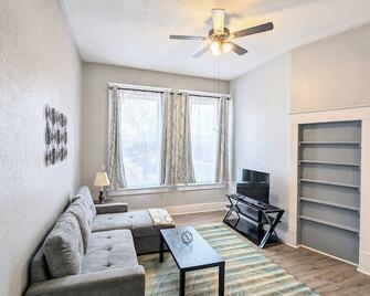Spacious 3BR on the Square - Robinson