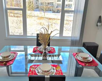 Mountain Views Family Home 4bdr Near Banff! Ski Fun - Cochrane - Sala pranzo