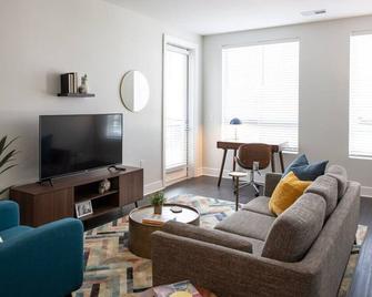 Cozysuites l Luxe 2BR in Downtown Cincinnati - Cincinnati - Soggiorno