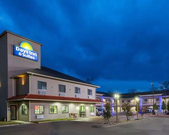 Days Inn & Suites by Wyndham Madisonville - Madisonville - Building