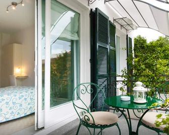 Miralago B&B and Apartments - בילאג'ו - מרפסת