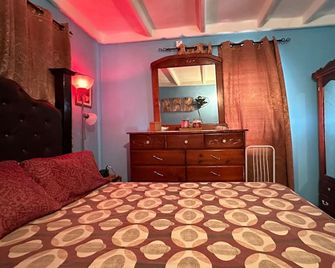 Cozy home with lot of spaces, 15 minutes away from the town. - Spanish Town - Habitación
