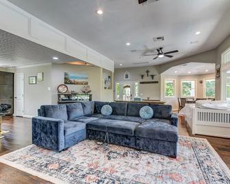 The San Bernard River waterfront provides private access to a spa, boat ramp, and jet skiing - West Columbia - Living room