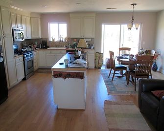 Peaks Wildernest House Bed and Breakfast - Vaccinations Required - Flagstaff - Kitchen