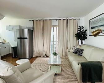 Beachfront Studio in Manhattan Beach - Hermosa Beach - Living room