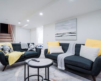 Bright & Cozy 3-Bedroom Home in the GTA. - Whitby - Living room