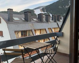 Cozy and sunny apartment at the foot of the slopes of La Molina with fireplace - La Molina - Balcon
