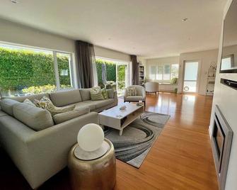 Gorgeous private Garden with Jacuzzi - Takapuna
