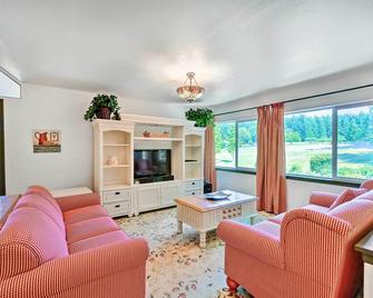 Chehalis Retreat with Scenic Views! - Chehalis - Living room