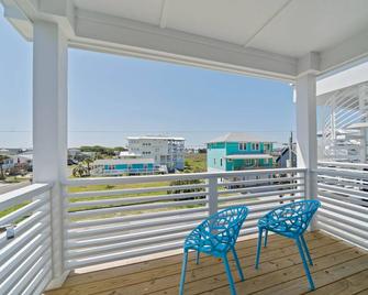 Contemporary Designed Beach Home Carolina Beach - Carolina Beach - Balcón