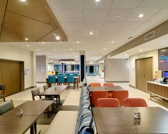 هوليداي إن إكسبرس آند سويتس سارنت فينسينت - جرينادايٕيسب باي آيتش جي - كينغستاون - مطعم