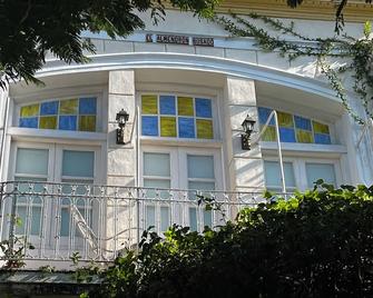 El Almendron Rosado - La Habana - Edificio